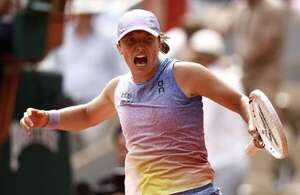 Swiatek se sobrepone al susto ante Rybakina y pasa a cuartos de Roland Garros - Polideportivo - ABC Color