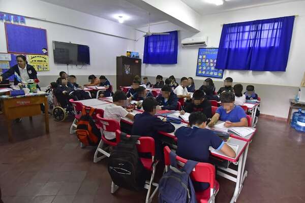 Premio consuelo: tras exclusión de pupitres, ofrecen a madereros fabricar bibliotecas - Nacionales - ABC Color