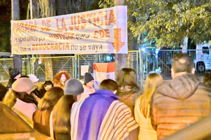 Vigilia por la democracia frente a la Municipalidad de Ciudad del Este - La Clave