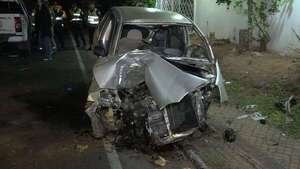 Automóvil quedó destrozado tras grave accidente en avenida Médicos del Chaco - Policiales - ABC Color