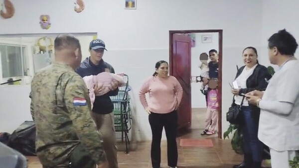 Rescataron a una beba que fue entregada por su madre a doctor