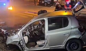 Auto y ocupantes quedaron chalái por grave accidente en Asunción