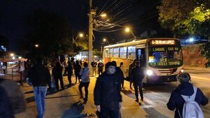 Las reguladas nuestras de cada día: pasajeros siguen sufriendo por el deficiente servicio de buses - Nacionales - ABC Color
