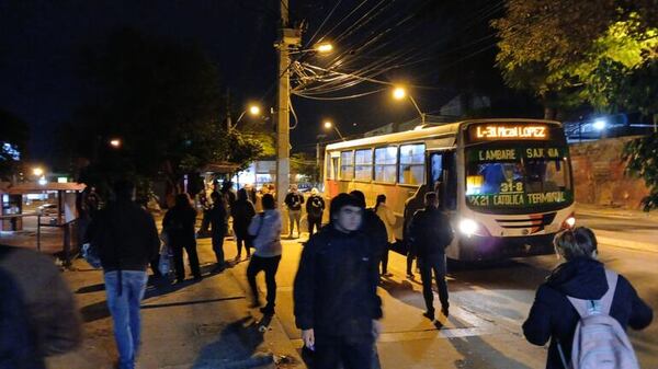 Las reguladas nuestras de cada día: pasajeros siguen sufriendo por el deficiente servicio de buses - Nacionales - ABC Color