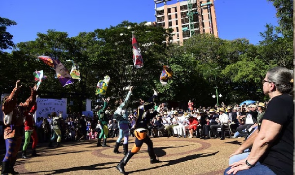 La Festa in Piazza reunió a familias en una celebración de tradiciones - OviedoPress
