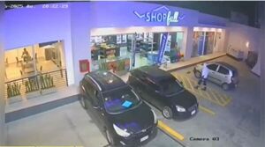 ¡Cae hombre que cargaba tanque lleno y rajaba sin pagar!