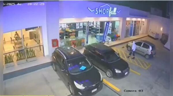 ¡Cae hombre que cargaba tanque lleno y rajaba sin pagar!