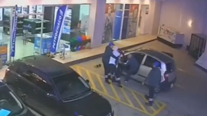 Playeros identifican y reducen a un conductor que cargó tanque lleno y huyó sin pagar