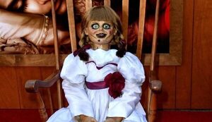 ¡Hesukena! ¿La muñeca diabólica “Annabelle” escapó de su urna y armó sarambí?