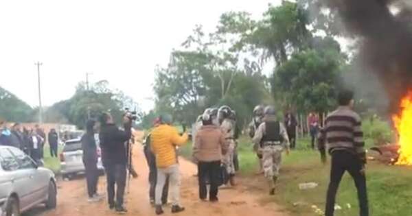 La Nación / Vecinos y familiares de María Fernanda atropellan la vivienda del supuesto autor del crimen