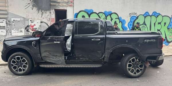 Video: peatón se salva de ser aplastado en accidente de tránsito - Policiales - ABC Color