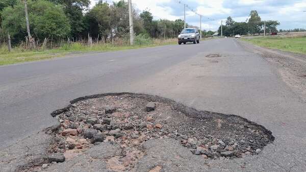 Ypané: ruta de G. 4 mil millones minada de baches - Nacionales - ABC Color