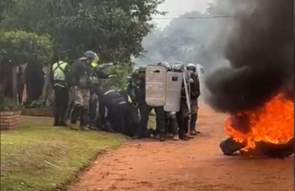 Video: vecinos del presunto feminicida de Fernanda denuncian represión policial - Nacionales - ABC Color