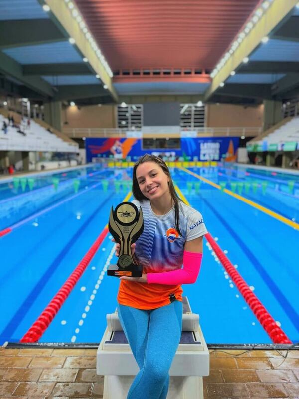 Camilo Villalba y Fiorella Mateos destacan en el Open de Natación 2025 - Polideportivo - ABC Color