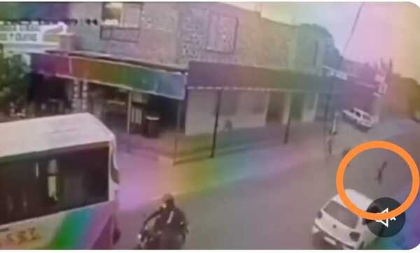 (Video) Niño de 10 años cruzó la ruta en Capiatá sin precaución fue atropellado
