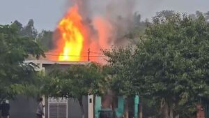 Rayo cayó por una casa en Coronel Oviedo y provocó feroz incendio