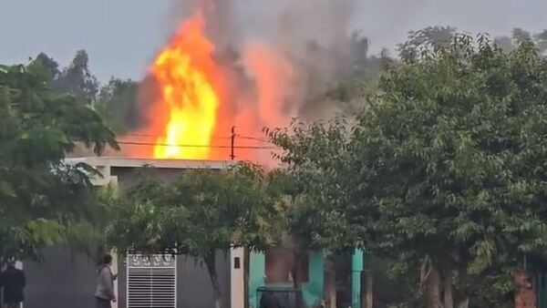 Rayo cayó por una casa en Coronel Oviedo y provocó feroz incendio