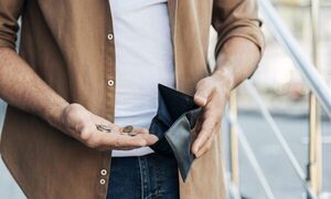¡Ndi! La mitad de los trabajadores paraguayos gasta hasta el 90% de su sueldo casi al cobrar, según estudio