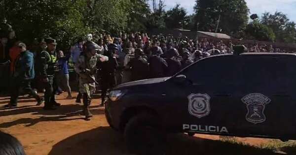 La Nación / Resguardan vivienda de la familia del joven sindicado como asesino de María Fernanda