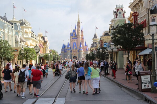 Disney despide a cientos de empleados para afrontar ca铆da de TV tradicional