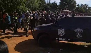 (Video) Fuerte dispositivo policial frente a la casa del presunto asesino de María Fernanda