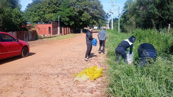 Escrachan a motoca que tiró basura y pañales en la calle
