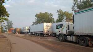 Camioneros en Falcón denuncian espera de varios días para cruzar a Argentina - Nacionales - ABC Color