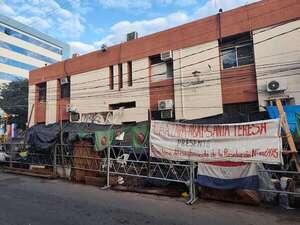 Campesinos ya llevan 10 meses acampando frente al Indert - Nacionales - ABC Color