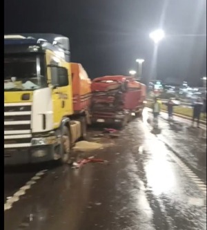 Choque entre camiones ocasiona daños en CDE