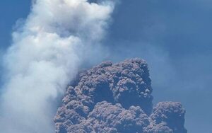 (Video) Turistas huyen mientras el volcán más activo de Europa vuelve a despertar