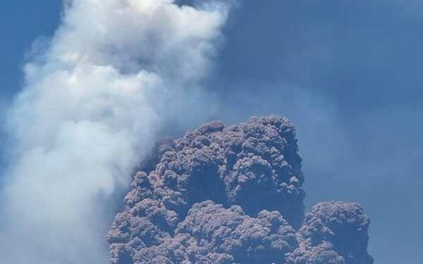 (Video) Turistas huyen mientras el volcán más activo de Europa vuelve a despertar