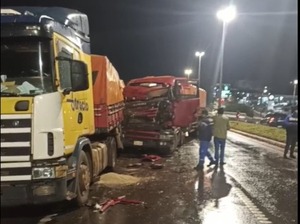Triple choque de camiones en Ciudad del Este deja importantes daños materiales - ADN Digital