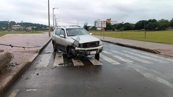 Colisión de vehículos en Encarnación deja una columna derribada y daños materiales
