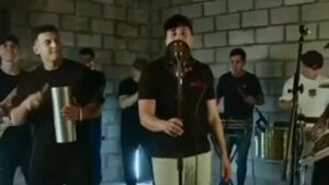 Famoso expelotero del Ciclón, colgó los botines y ¡se volvió cantante!