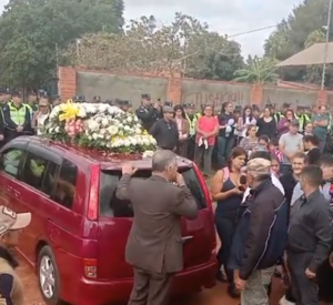 Miles de personas participaron del último adiós a María Fernanda - trece