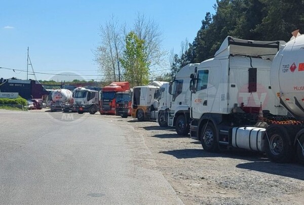Camioneros están varados en Puerto Falcón