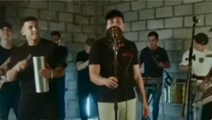 ¡Novaseo! Era pelotero, recordado por un famoso gol, y ahora ¡es cantante de “cuuumbia”!