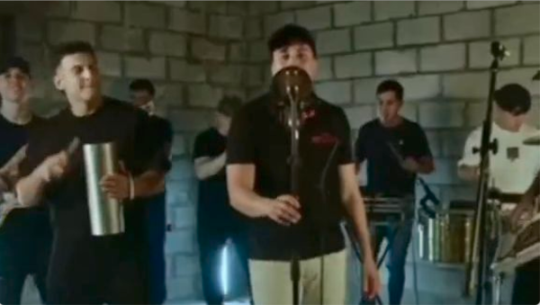 ¡Novaseo! Era pelotero, recordado por un famoso gol, y ahora ¡es cantante de “cuuumbia”!