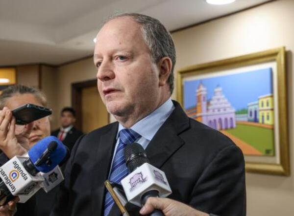 Funcionarios pueden negarse a descuentos originados en la “mafia de pagarés”, dice ministro