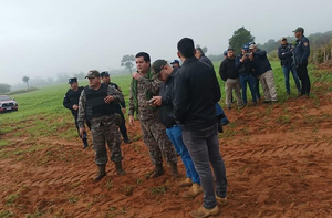 Un policía resultó herido durante un desalojo en el distrito de Maracaná - Noticiero Paraguay