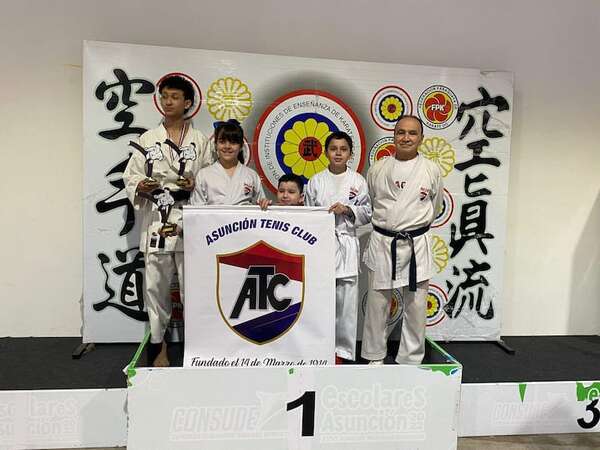 Karate: Festejo en el Dojo del ATC - Polideportivo - ABC Color