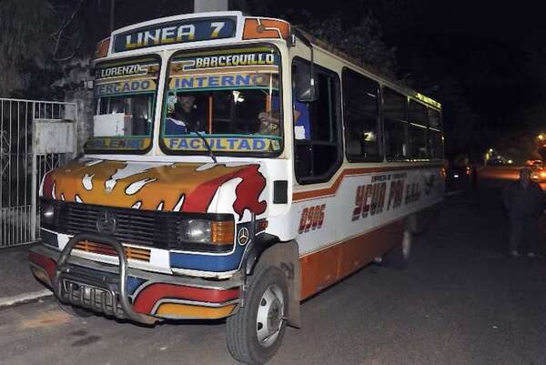 Cuatro detenidos por atacar bus no adherido a paro en San Lorenzo - Policiales - ABC Color