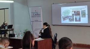 ESTUDIANTES DE EDUCACIÓN FÍSICA SE CAPACITAN EN HÁBITOS SALUDABLES Y ALIMENTACIÓN