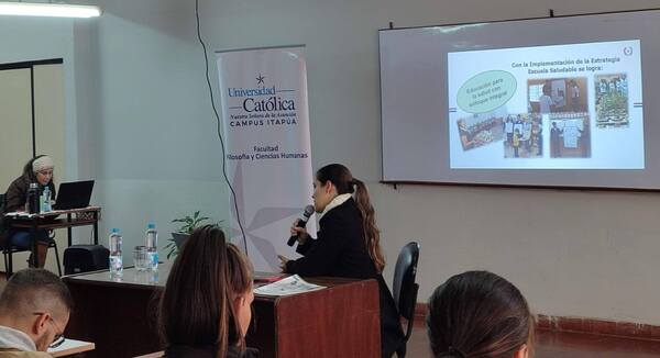 ESTUDIANTES DE EDUCACIÓN FÍSICA SE CAPACITAN EN HÁBITOS SALUDABLES Y ALIMENTACIÓN
