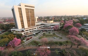 Funcionarios municipales reclaman pago de salarios