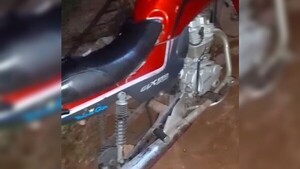 Candadeó su moto para que no le roben y se llevaron la rueda
