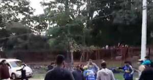 La Nación / Mujer fue brutalmente golpeada por intentar defender a su hijo durante pelea de barras en Limpio