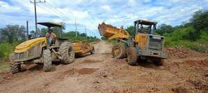 Con solo una maquina MOPC se suma a tarea de reparación de caminos en Alto Paraguay - Noticias del Chaco - ABC Color
