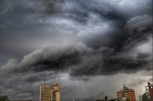 Tormentas regresan con fuerza: alertan ráfagas de hasta 120 km/h desde esta noche