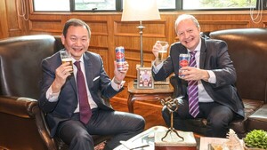 Ministro de Economía celebra acuerdos y brinda con cerveza junto al embajador de Taiwán